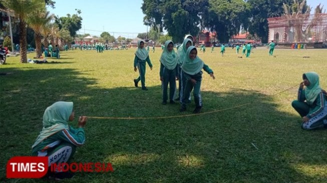 Belajar di Luar Kelas SDI Kota Blitar Diisi dengan Permainan Tradisional