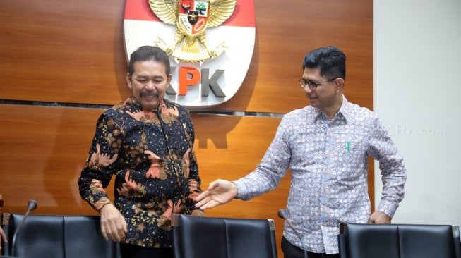 Jaksa Agung ST Burhanuddin dan Wakil Ketua KPK Laode M Syarif bersiap memberikan keterangan pers seusai melakukan pertemuan di Gedung KPK, Jakarta, Jumat (8/11). [Suara.com/Arya Manggala]