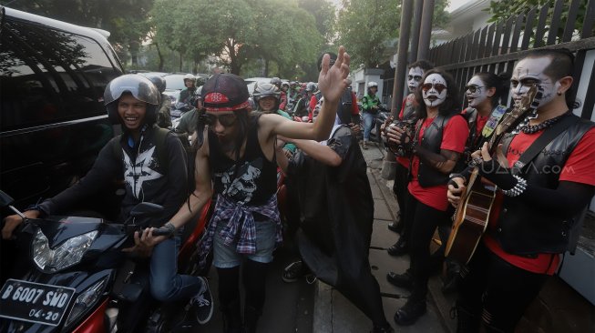 Grup musik Kuburan Band saat ngamen di Jalan Sisingamangaraja, Jakarta Selatan, Kamis (7/11). [Suara.com/Angga Budhiyanto]