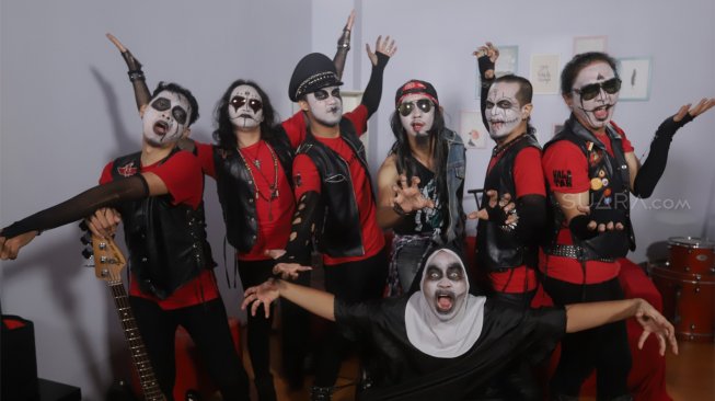 Grup musik Kuburan Band saat berada di Kantor Suara.com, Jakarta Selatan, Kamis (7/11). [Suara.com/Angga Budhiyanto]