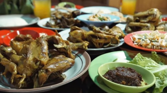 Ayam Goreng Mbah Karto Tembel, langganan Presiden Joko Widodo. (YouTube/Presiden Joko Widodo)