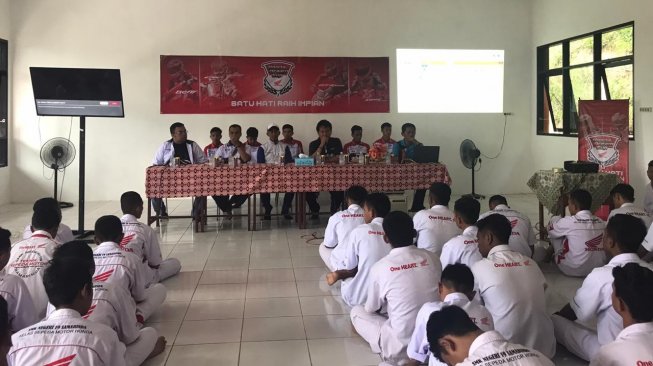 Panitia HDC menyambangi salah satu SMK Negeri di Samarinda Kalimantan Timur untuk mensosialisasikan ihwal kegiatan HDC dan berbagi ilmu tentang balap motor, Jumat (8/11/2019). [dok. AHM]