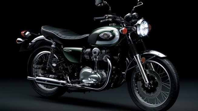 Tampilan keseluruhan Kawasaki W800 Metallic Dark Green [Dok Kawasaki].