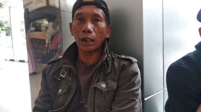 Seorang calon penumpang Sriwijaya Air, Supriyanto, memberi keterangan di Bandara Adisucipto Yogyakarta, Jumat (8/11/2019) - (SUARA/Baktora)