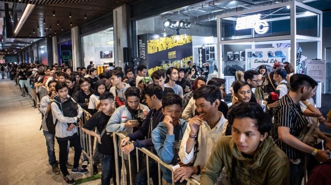 Sejumlah calon pembeli antre untuk masuk area Urban Sneaker Society (USS) 2019 di District 8, kompleks SCBD, Jakarta, Jumat (8/11). [ANTARA FOTO/Aprillio Akbar]