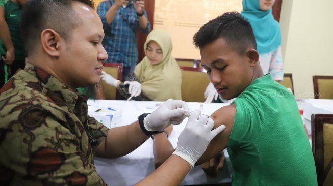 Pemain Timnas U-23 yang akan berlaga di Sea Games 2019 menjalani vaksinasi polio di Jakarta, Jumat (8/11). [Suara.com/Arya Manggala]