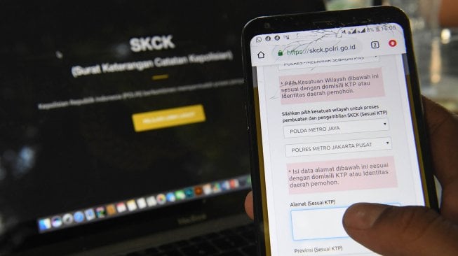 Pembuatan Surat Keterangan Catatan Kepolisian (SKCK) secara daring melalui laman www.skck.polri.go.id di Jakarta, Jumat (8/11). [ANTARA FOTO/Akbar Nugroho Gumay]