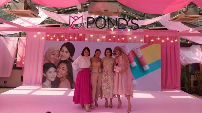 Agatha Pricilla, Asmara Abigail, Amaryllis Esti Wijono, dan Patricia Gouw dalam peluncuran skin care terbaru dari Pond's. (Suara.com/Vessy Frizona)