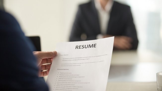 Ilustrasi pencari kerja tengah menyerahkan surat lamarannya. [Shutterstock]