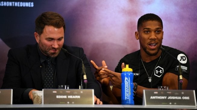 Petinju Inggris, Anthony Joshua (kanan), dan promotor Eddie Hearn dalam konferensi pers jelang duel ulang Anthony Joshua vs Andy Ruiz di London, Inggris, Jumat (6/9/2019). [AFP/Daniel Leal-Olivas]