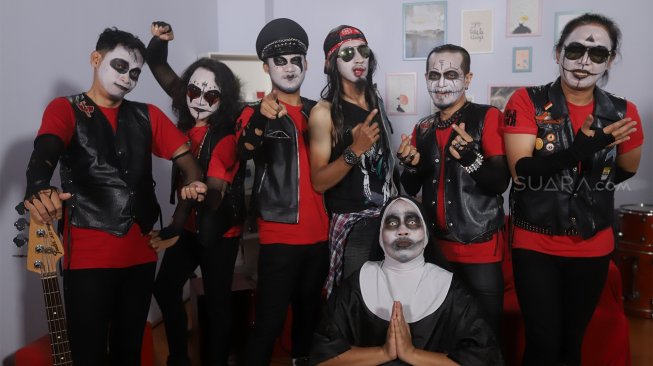 Grup musik Kuburan Band saat berada di Kantor Suara.com, Jakarta Selatan, Kamis (7/11). [Suara.com/Angga Budhiyanto]