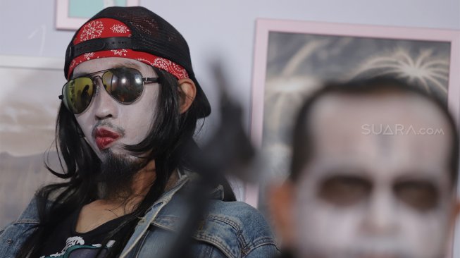 Grup musik Kuburan Band saat berada di Kantor Suara.com, Jakarta Selatan, Kamis (7/11). [Suara.com/Angga Budhiyanto]