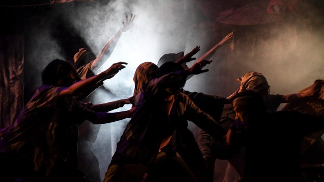 Pemain Teater Koma mementaskan lakon J.J Sampah-Sampah Kota di Graha Bhakti Budaya, Taman Ismail Marzuki, Jakarta, Kamis (7/11). [ANTARA FOTO/Hafidz Mubarak A]