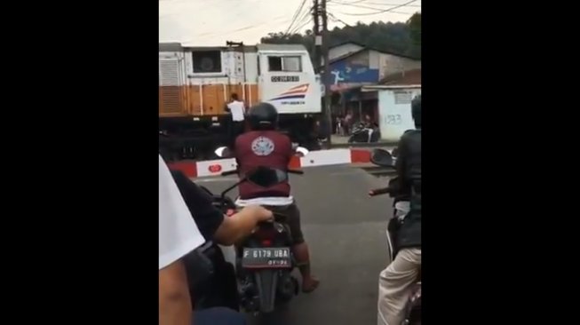 Viral Video Parkir Kereta di Perlintasan untuk Belanja, Ini Kata PT KAI