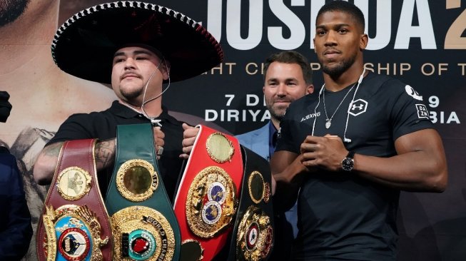 (Dari kiri): Juara dunia kelas berat WBA (Super), IBO, WBO, dan IBF Andy Ruiz Jr., promotor Eddie Hearn, dan petinju Inggris, Anthony Joshua, dalam konferensi pers di Capitale, New York, Amerika Serikat pada, Kamis (5/9/2019). [AFP/Bryan R. Smith]