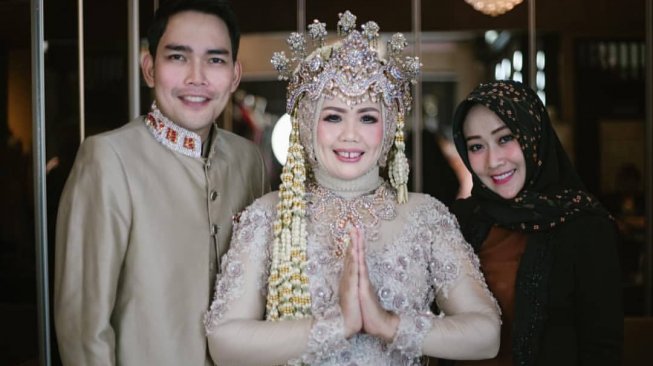 Elly Sugigi melakukan sesi foto pengantin bersama seorang model. [Instagram]