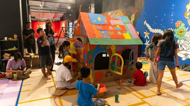 Lokakarya Anak: Membuat Objek dari Kardus digelar di Kids Corner Biennale Jogja 2019, Taman Budaya Yogyakarta (TBY), Minggu (3/11/2019) kemarin. (Istimewa/Dok.Biennale Jogya XV Equator #5)