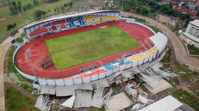 Foto udara Stadion sepak bola Sport Center Jabar yang ambruk di Arcamanik, Bandung, Jawa Barat, Sabtu (9/11). [ANTARA FOTO/Raisan Al Farisi]