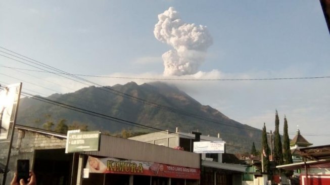 Merapi Lontarkan Awan Panas, Tinggi Kolom Asap Sampai 1.500 Meter