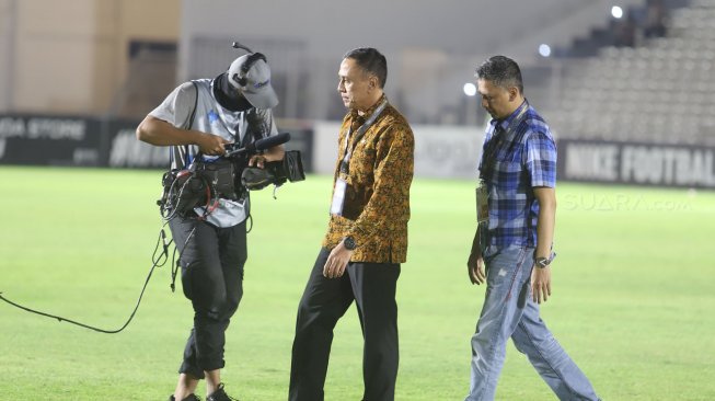 Ketua Umum PSSI Mochamad Iriawan saat menghadiri pertandingan Timnas Indonesia U-19 melawan timnas Hong Kong U-19 dalam laga babak kualifikai Grup K Piala Asia U-19 2020 di Stadion Madya Gelora Bung Karno, Jakarta, Jumat (9/11). [Suara.com/Arya Manggala]