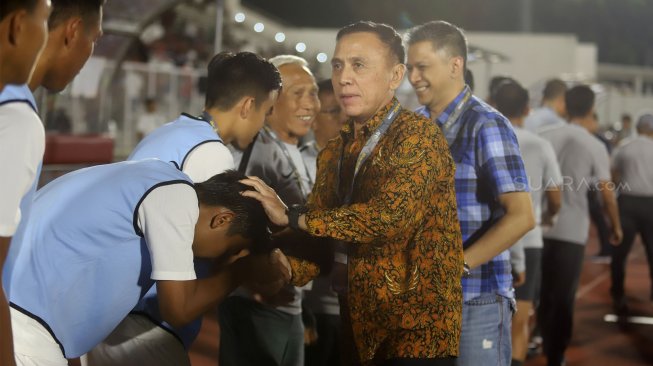 Ketua Umum PSSI Mochamad Iriawan menyalami pemain Timnas Indonesia U-19 sebelum berlaga melawan timnas Hong Kong U-19 dalam laga babak kualifikai Grup K Piala Asia U-19 2020 di Stadion Madya Gelora Bung Karno, Jakarta, Jumat (9/11). [Suara.com/Arya Manggala]