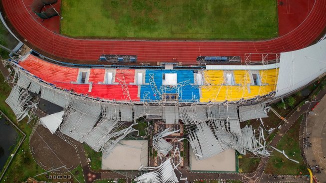 Foto udara Stadion sepak bola Sport Center Jabar yang ambruk di Arcamanik, Bandung, Jawa Barat, Sabtu (9/11). [ANTARA FOTO/Raisan Al Farisi]