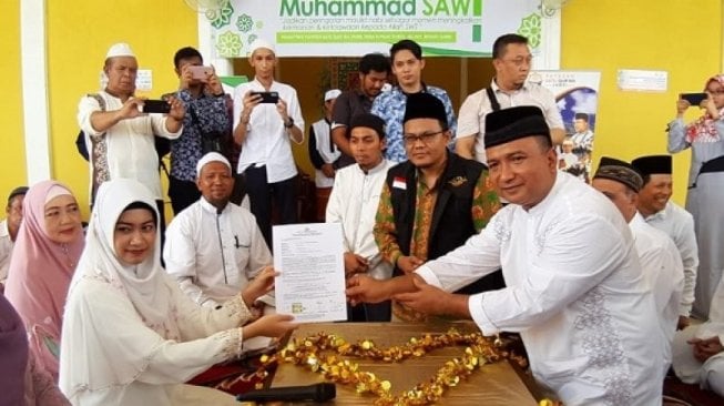 Momentum Maulid Nabi, Pejabat Polda Jambi Islamkan Gadis Bali