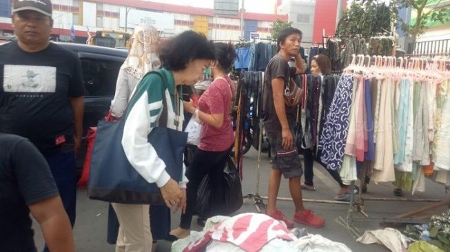 Penampakan para PKL yang berdagang hingga menutup jalan di kawasan Pasar Senen, Jakarta Pusat. (Suara.com/Fakhri).