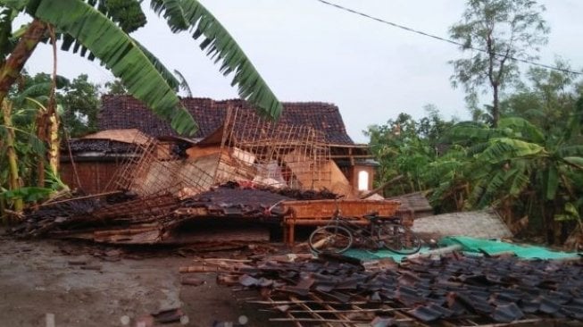 Rumah salah satu warga berantakan akibat disapu angin kencang. (Beritajatim.com)