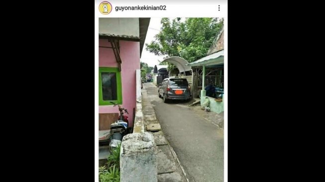 Kanopi viral, dipasang di luar pagar. [Instagram]