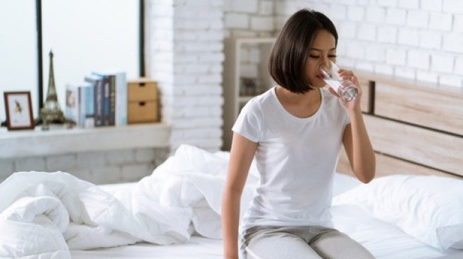 Minum air putih di pagi hari. (Shutterstock)