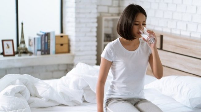 Minum air putih (Shutterstock)