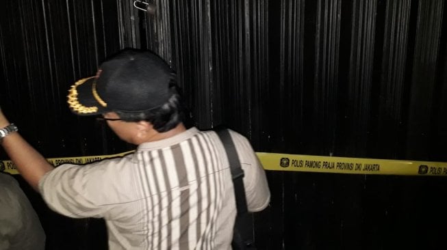 Aparat Satpol PP Jakarta tutup tempat karaoke vins lantaran terindikasi sarang prostitusi. (Dok Satpol PP).