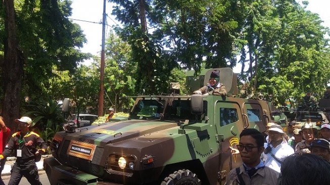 Suasaana Kota Surabaya saat Hari Pahlawan 2019, tampak Wali Kota Surabaya Tri Rismaharini saat mengikuti rombongan Parade Juang Surabaya. Sebagai ilustrasi acara yang melibatkan massa [Suara.com/Dimas Angga Perkasa].