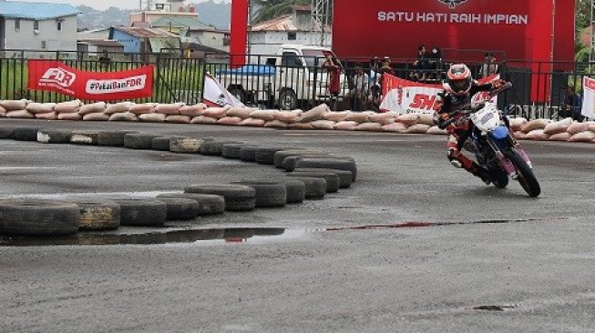 Peserta Honda Dream Cup (HDC) seri Samarinda, menjajal Sirkuit Ex Bandara Temindung, Kota Samarinda, Kalimantan Timur, Sabtu (9/11/2019). [Suara.com/Syaiful Rachman]