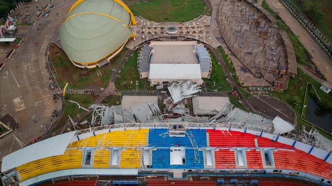 Foto udara Stadion sepak bola Sport Center Jabar yang ambruk di Arcamanik, Bandung, Jawa Barat, Sabtu (9/11). [ANTARA FOTO/Raisan Al Farisi]