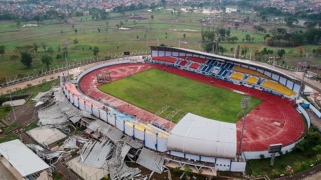 Foto udara Stadion sepak bola Sport Center Jabar yang ambruk di Arcamanik, Bandung, Jawa Barat, Sabtu (9/11). [ANTARA FOTO/Raisan Al Farisi]