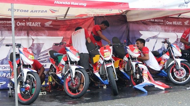 Peserta Honda Dream Cup (HDC) seri Samarinda, menjajal Sirkuit Ex Bandara Temindung, Kota Samarinda, Kalimantan Timur, Sabtu (9/11/2019). [Suara.com/Syaiful Rachman]