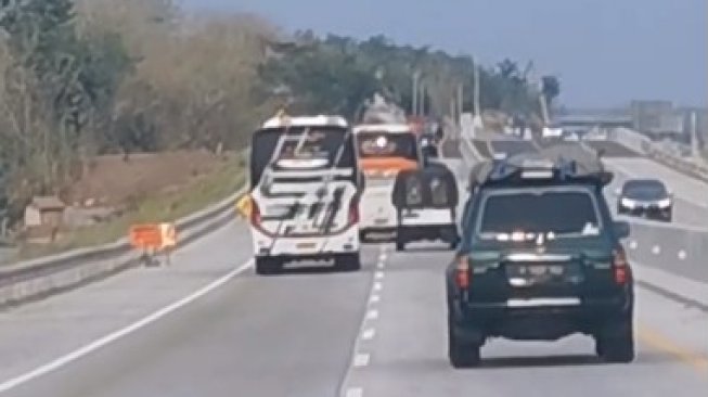 Kebut-Kebutan di Jalan Tol, Aksi Sopir Bus Ini Meresahkan Warga