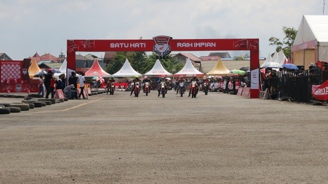 Honda Dream Cup (HDC) seri Samarinda digelar di Sirkuit Ex Bandara Temindung, Kota Samarinda, Kalimantan Timur, Minggu (10/11/2019). [Suara.com/Syaiful Rachman]