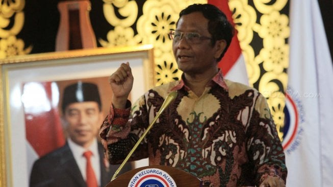 Menteri Hukum dan Hak Asasi Manusia Yasonna Laoly memberikan pidato saat menghadiri acara syukuran dirinya yang terpilih menjadi Menkopolhukam di Kementerian Hukum da Ham, Jakarta, Minggu (10/11). [SUara.com/Oke Atmaja]