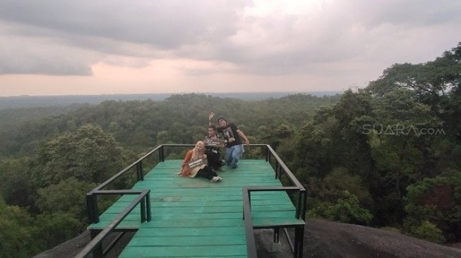 Destinasi wisata Bukit Peramun, Belitung. (Suara.com/Pebriansyah Ariefana)