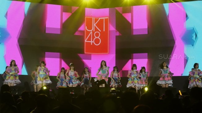 JKT48 saat tampil dalam konser Smartfren WOW Fest di Ecovention Ancol, Jakarta, Minggu (10/11).  [Suara.com/Angga Budhiyanto]