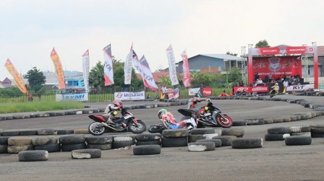 Honda Dream Cup (HDC) seri Samarinda digelar di Sirkuit Ex Bandara Temindung, Kota Samarinda, Kalimantan Timur, Minggu (10/11/2019). [Suara.com/Syaiful Rachman]