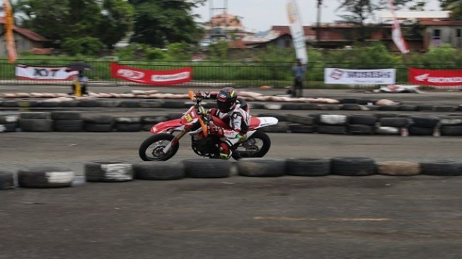 Honda Dream Cup (HDC) seri Samarinda digelar di Sirkuit Ex Bandara Temindung, Kota Samarinda, Kalimantan Timur, Minggu (10/11/2019). [Suara.com/Syaiful Rachman]