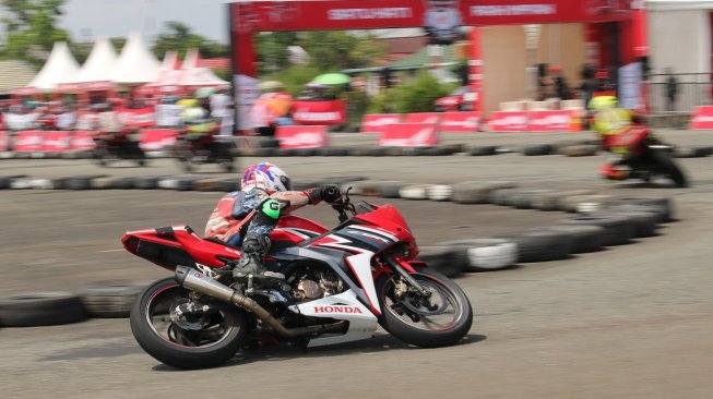 Honda Dream Cup (HDC) seri Samarinda digelar di Sirkuit Ex Bandara Temindung, Kota Samarinda, Kalimantan Timur, Minggu (10/11/2019). [Suara.com/Syaiful Rachman]