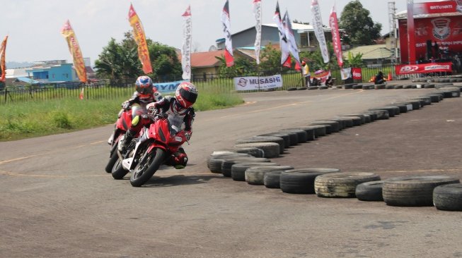 Honda Dream Cup (HDC) seri Samarinda digelar di Sirkuit Ex Bandara Temindung, Kota Samarinda, Kalimantan Timur, Minggu (10/11/2019). [Suara.com/Syaiful Rachman]