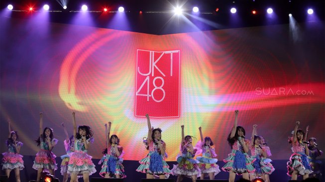 JKT48 saat tampil dalam konser Smartfren WOW Fest di Ecovention Ancol, Jakarta, Minggu (10/11).  [Suara.com/Angga Budhiyanto]