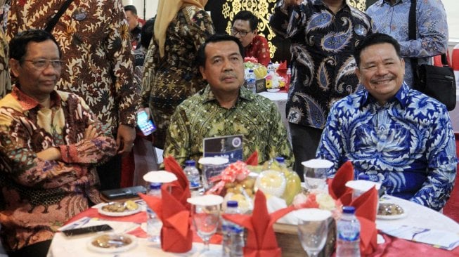 Menkopolhukam Mahfud MD dan Ketua Dewan Pembina Perhimpunan Advokat Indonesia Otto Hasibuan saat menghadiri acara syukuran Menkopolhukam Mahfud MD di Kementerian Hukum dan Ham, Jakarta, Minggu (10/11). [Suara.com/Oke Atmaja]