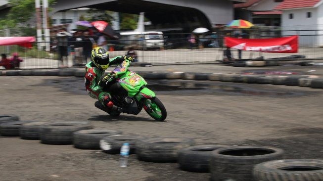 Pebalap tim 99 Jari Jempol Sari Agustina tampil di Honda Dream Cup (HDC) seri Samarinda digelar di Sirkuit Ex Bandara Temindung, Kota Samarinda, Kalimantan Timur, Minggu (10/11/2019). [Suara.com/Syaiful Rachman]